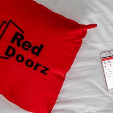 RedDoorz near Hayam Wuruk Otel Cakarta Dış mekan fotoğraf