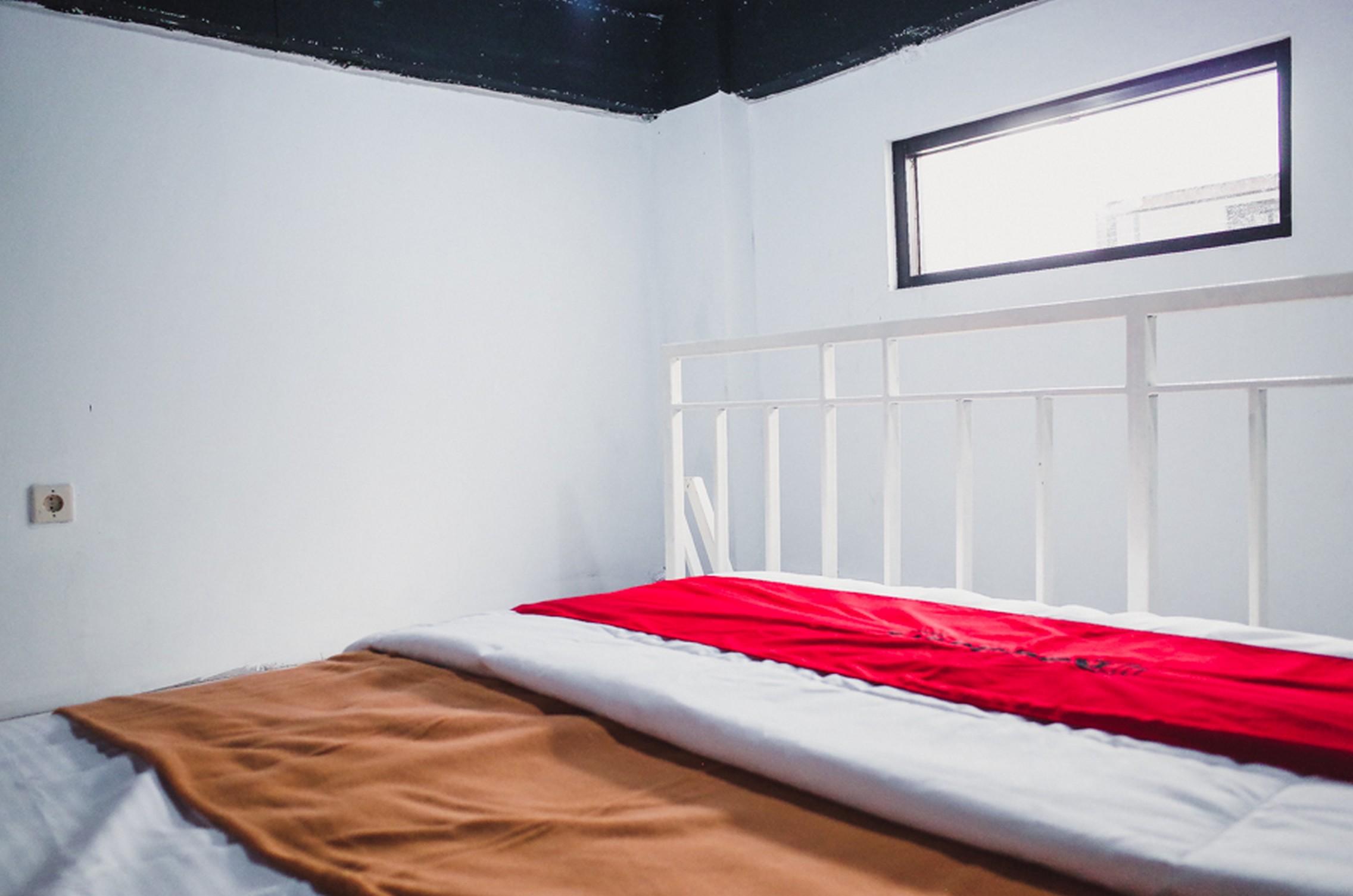 RedDoorz near Hayam Wuruk Otel Cakarta Dış mekan fotoğraf