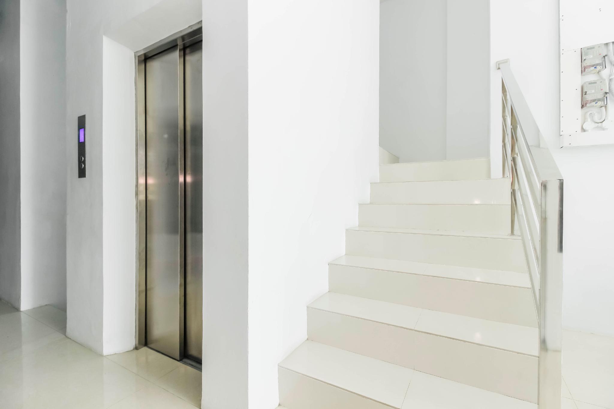 RedDoorz near Hayam Wuruk Otel Cakarta Dış mekan fotoğraf