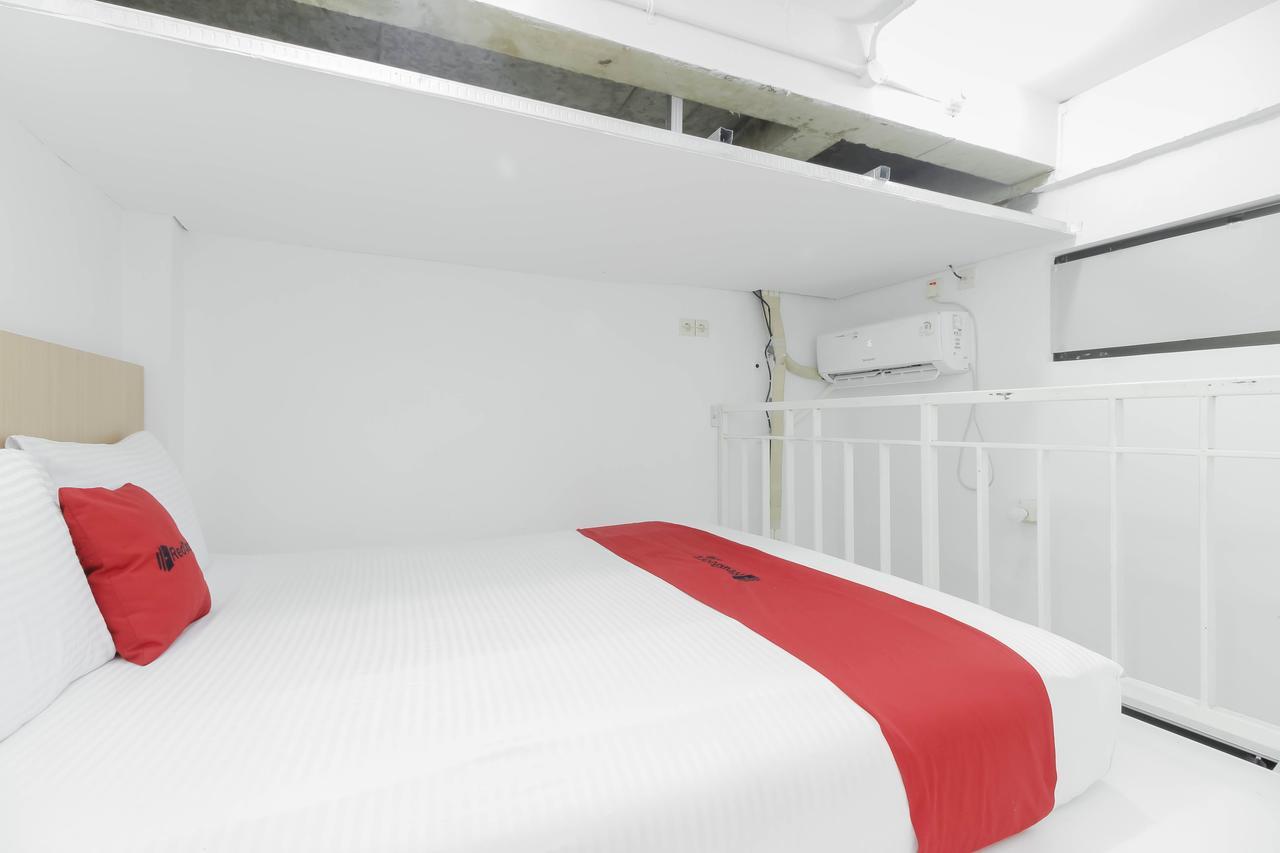 RedDoorz near Hayam Wuruk Otel Cakarta Dış mekan fotoğraf