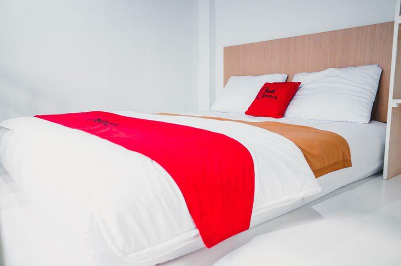RedDoorz near Hayam Wuruk Otel Cakarta Dış mekan fotoğraf